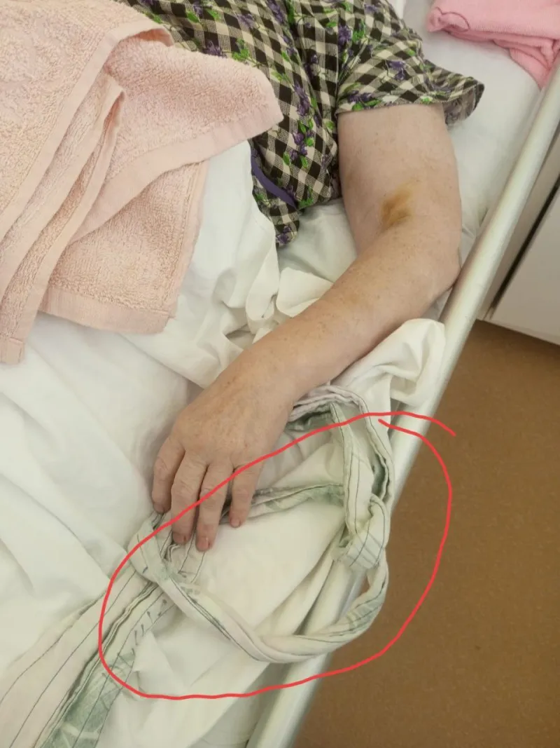 Родственники парализованной женщины во Волжском пожаловались на жестокое обращение в больнице