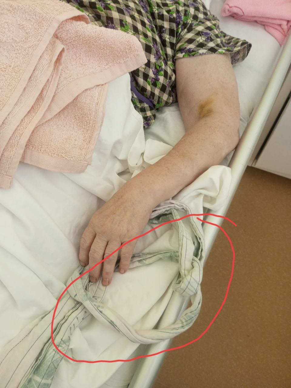 Родственники парализованной женщины во Волжском пожаловались на жестокое обращение в больнице