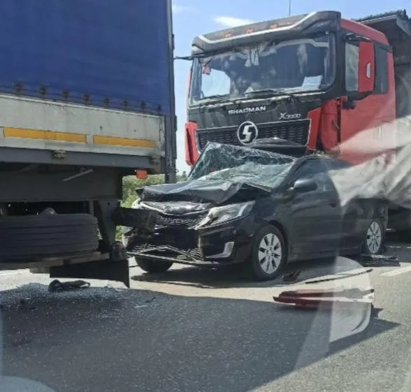 Авария на въезде в Новый Рогачик: грузовик протаранил Kia Rio