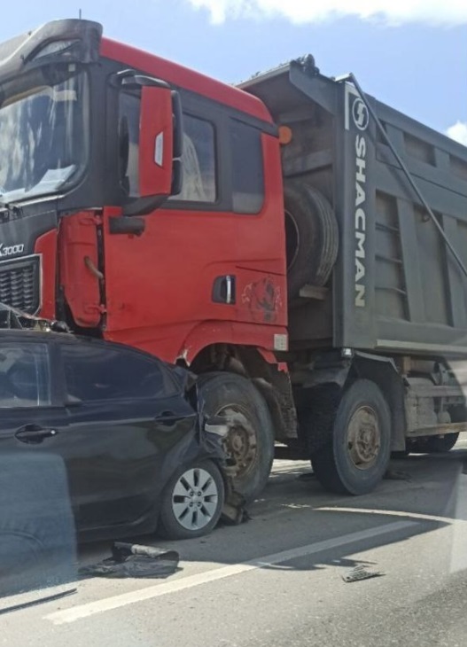 Авария на въезде в Новый Рогачик: грузовик протаранил Kia Rio