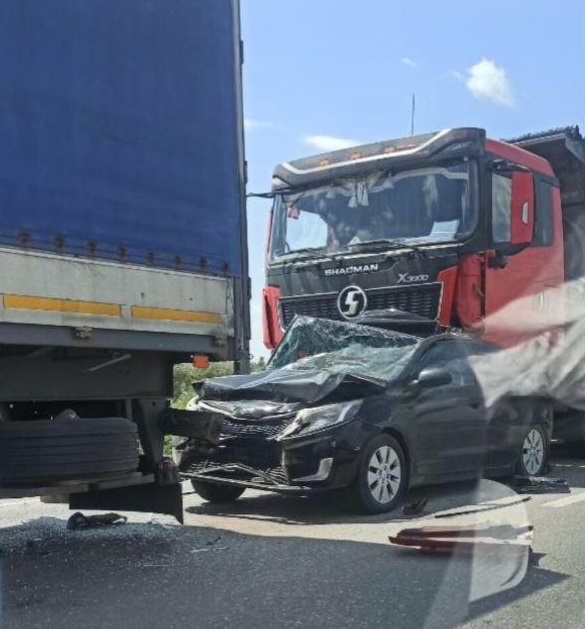 Авария на въезде в Новый Рогачик: грузовик протаранил Kia Rio