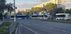 Трамвай сошёл с рельсов на проспекте Металлургов — движение перекрыто