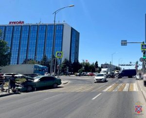 В Дзержинском районе столкнулись «Газель» и «Шевроле Ланос»