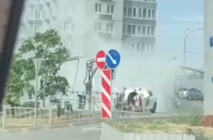 В Волгограде на автомойке 39-й Гвардейской загорелся автомобиль