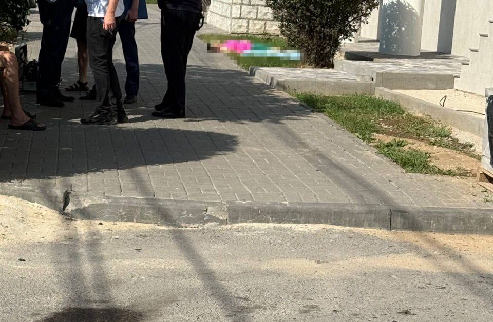 В Волгограде под окнами многоэтажки найдено тело женщины