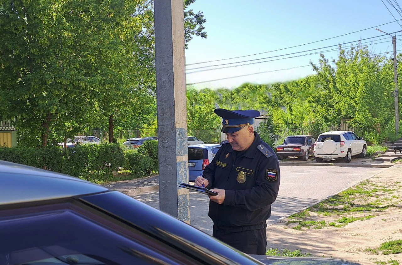В Волгоградской области должница стала пешеходом из-за ареста машины