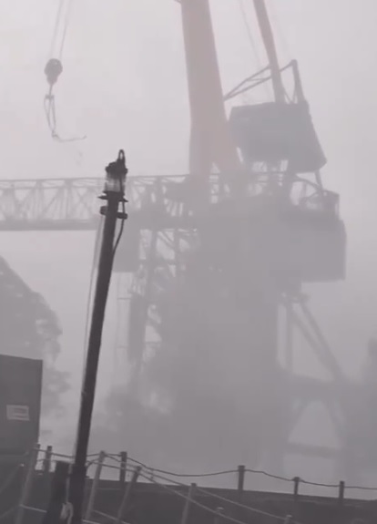 В Волжском ураган повалил ЛЭП: посёлок обесточен, возможны перебои с водой по всему городу