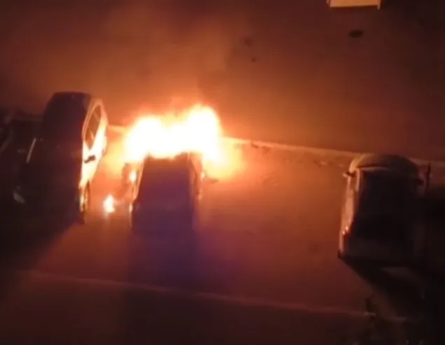 В Волжском вспыхнул автомобиль, огонь перекинулся на соседний