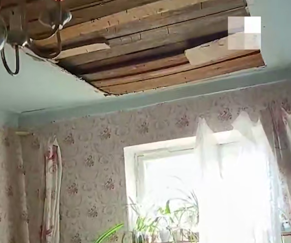 «Без крыши над головой»: жильцы волгоградского дома месяц живут под дождём из-за ремонта