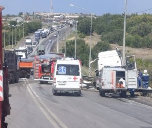 В Волгограде водитель тягача погиб в лобовом столкновении с КамАЗом на Третьей Продольной