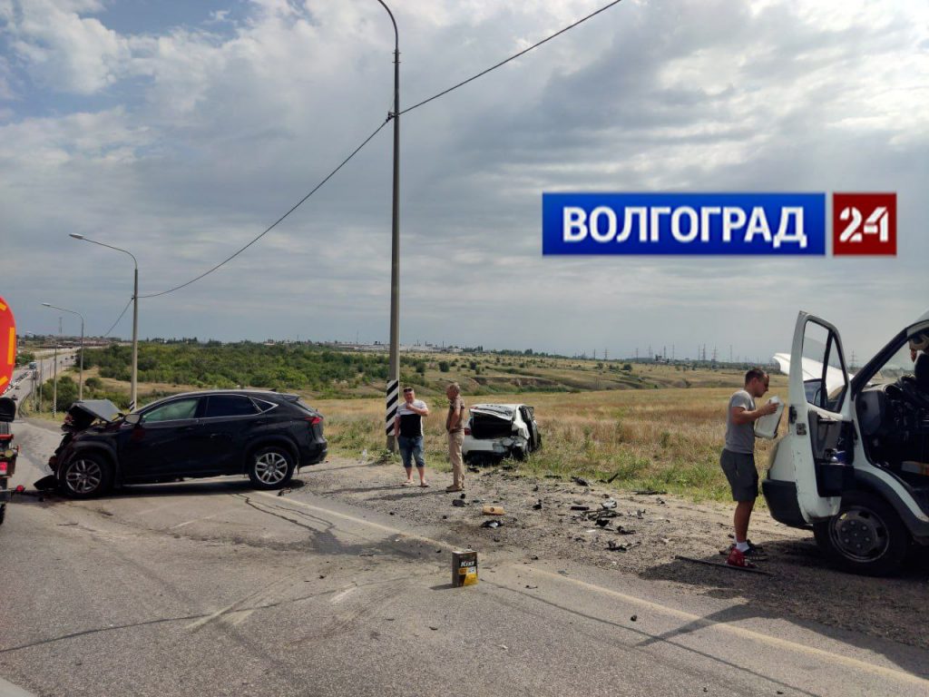 Лобовое столкновение автомобилей в Дзержинском районе Волгограда вызвало пробку