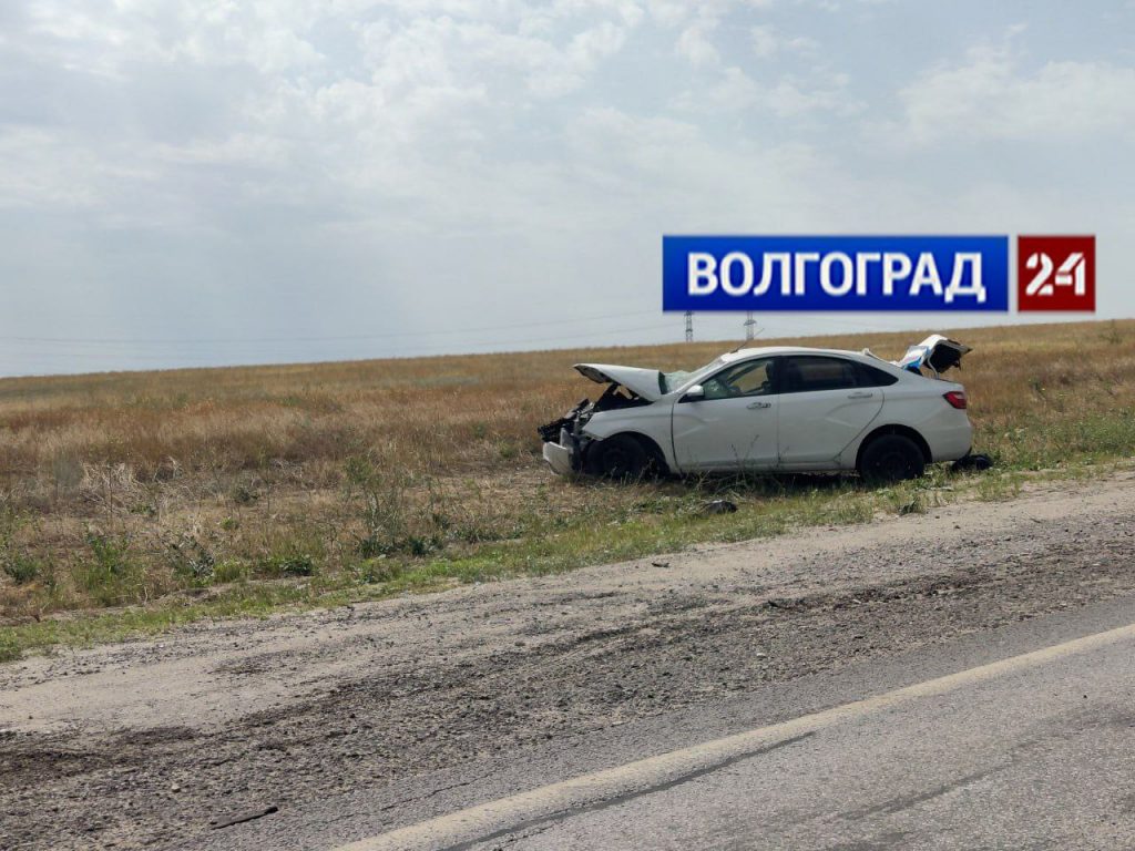 Лобовое столкновение автомобилей в Дзержинском районе Волгограда вызвало пробку