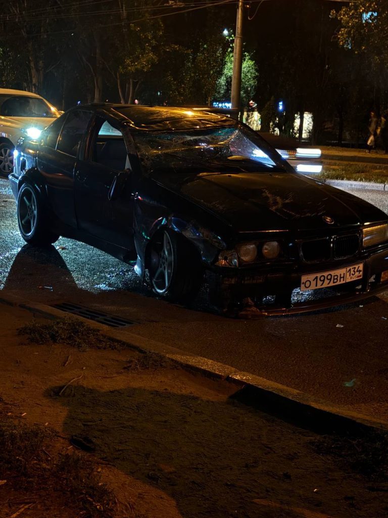 Серьёзное ДТП в Кировском районе Волгограда — прохожие переворачивали машину вручную