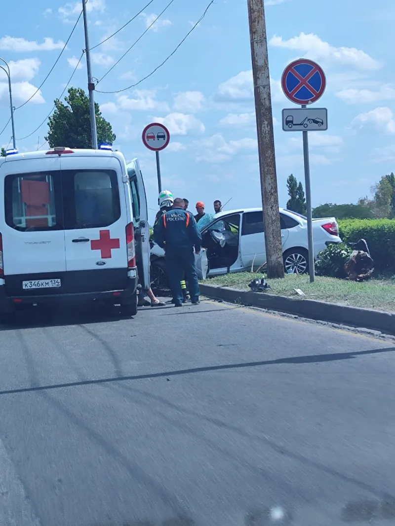 ДТП у ГЭС в Волжском: автомобиль врезался в столб, пострадал водитель