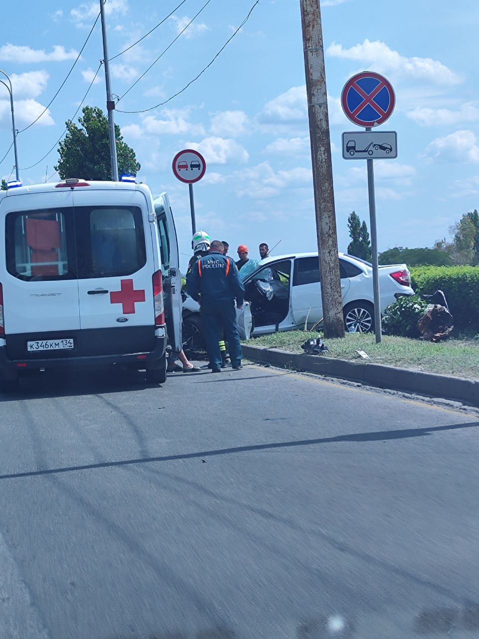 ДТП у ГЭС в Волжском: автомобиль врезался в столб, пострадал водитель