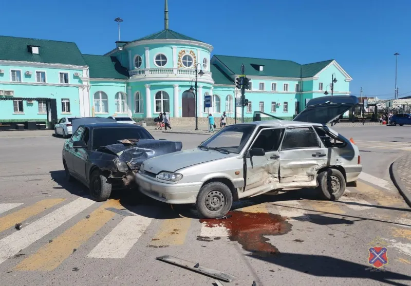 Фролово: авария на перекрестке Народная – Фроловская: пострадал водитель ВАЗа