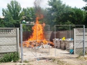 В Краснооктябрьском районе Волгограда загорелся мусорный контейнер