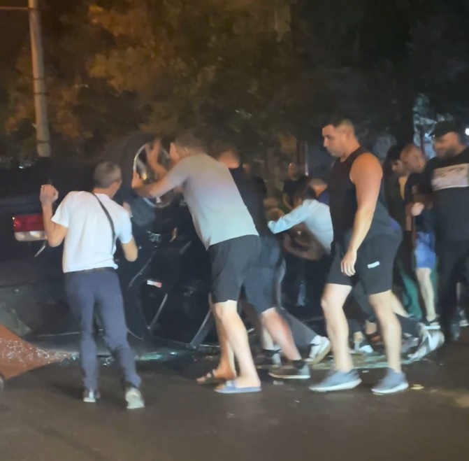 Серьёзное ДТП в Кировском районе Волгограда — прохожие переворачивали машину вручную
