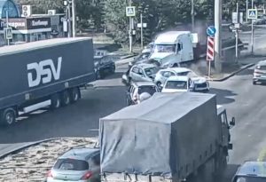 Массовое ДТП с участием грузовика произошло в Советском районе Волгограда