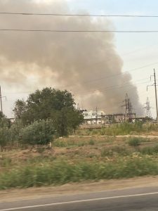 На юге Волгограда загорелись свалка и сухая трава — два крупных пожара