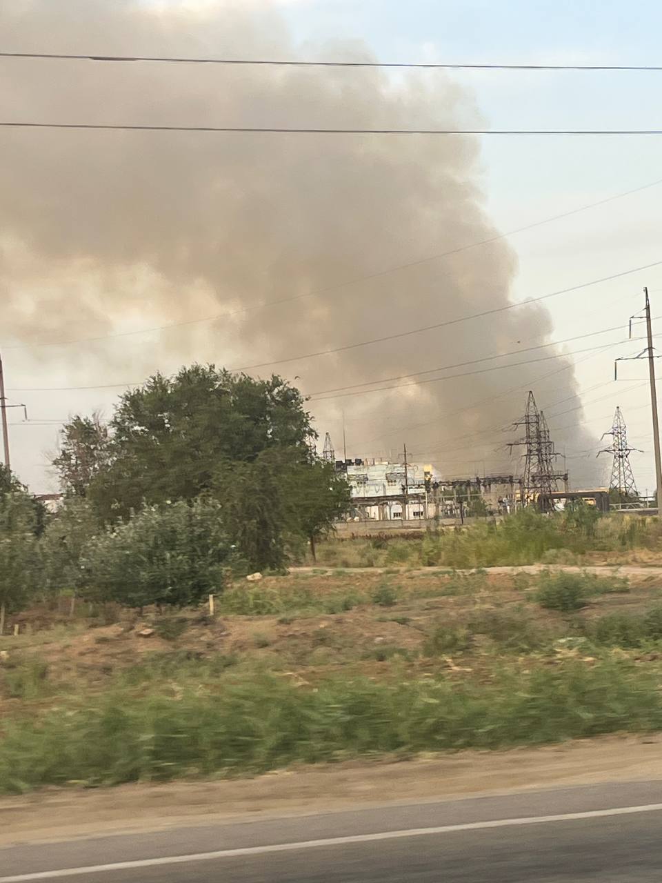 На юге Волгограда загорелись свалка и сухая трава — два крупных пожара