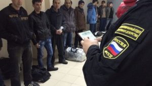 Суд обязал мужчину вернуть доход от незаконной регистрации иностранцев