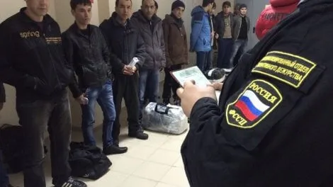 Суд обязал мужчину вернуть доход от незаконной регистрации иностранцев