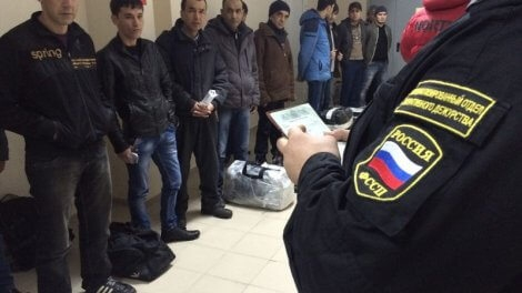 Суд обязал мужчину вернуть доход от незаконной регистрации иностранцев