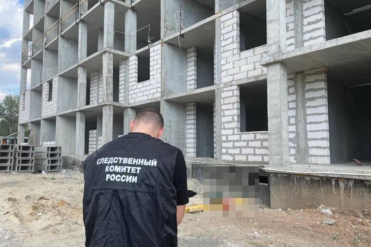 В Волгограде рабочий погиб, сорвавшись с восьмого этажа стройки