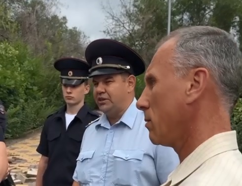 Подполковник полиции угрожал жителям во время вырубки «Территории детства»