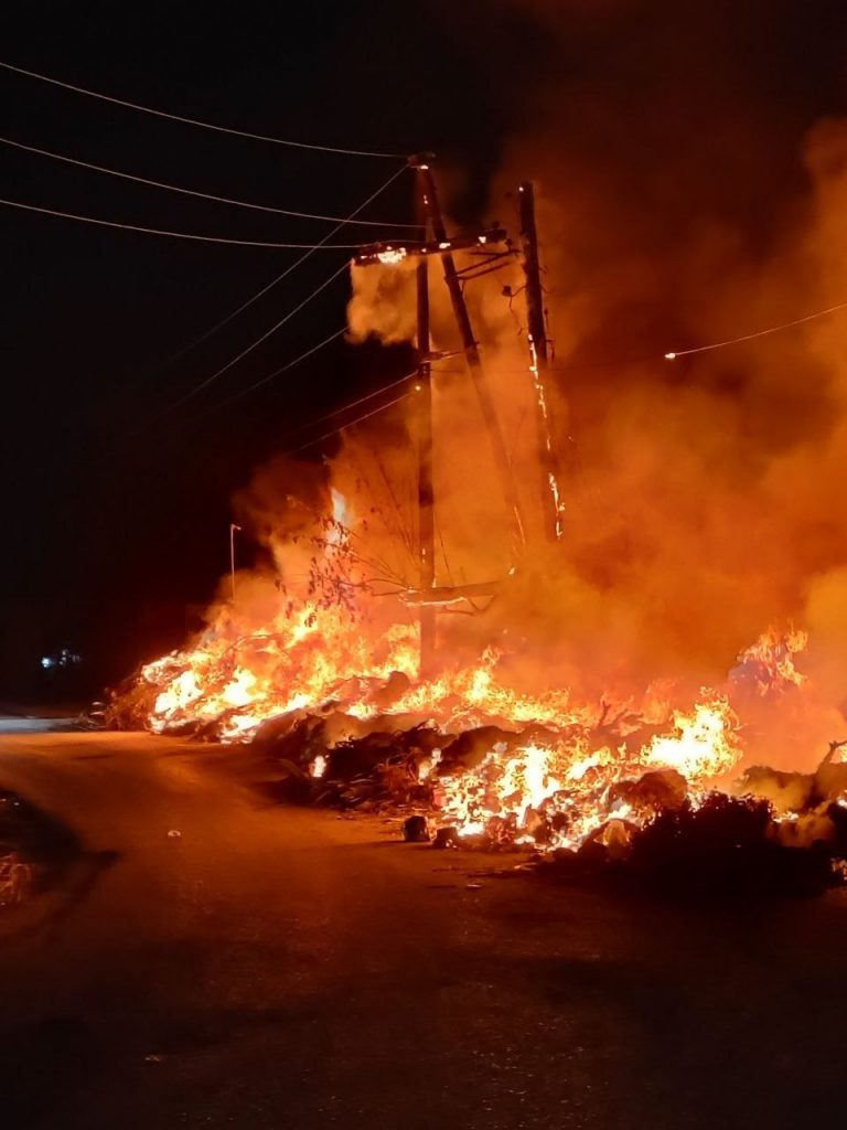 В Волгограде загорелась свалка: повреждена линия электропередачи