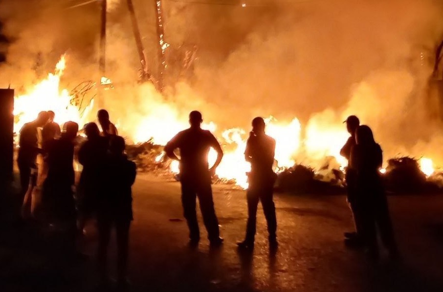 В Волгограде загорелась свалка: повреждена линия электропередачи