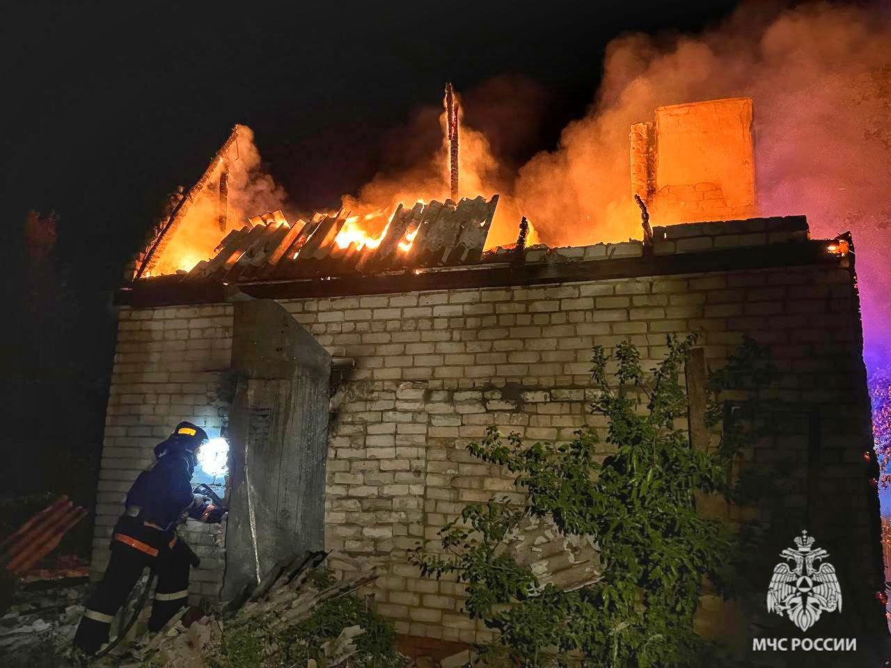 В Ворошиловском районе Волгограда вспыхнул пожар в дачном доме, расположенном на улице 1-я Горизонтальная