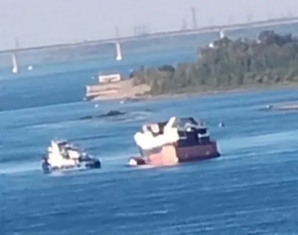 ЧП на Волге: в Кировском районе тонет баржа