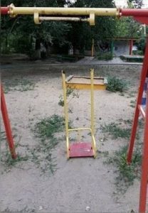В Волгограде 10-летний мальчик сломал позвоночник на качелях — под суд пойдет мастер УК