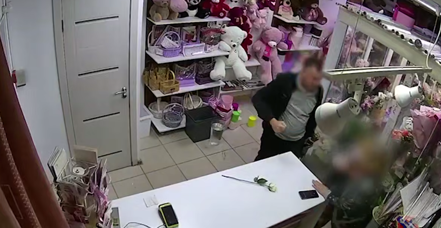 В Волгограде мужчина ограбил цветочный магазин ради букета и игрушки