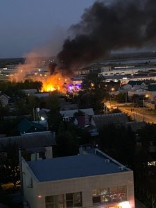 В Волгограде на улице Добролюбова загорелись мусор и частный дом