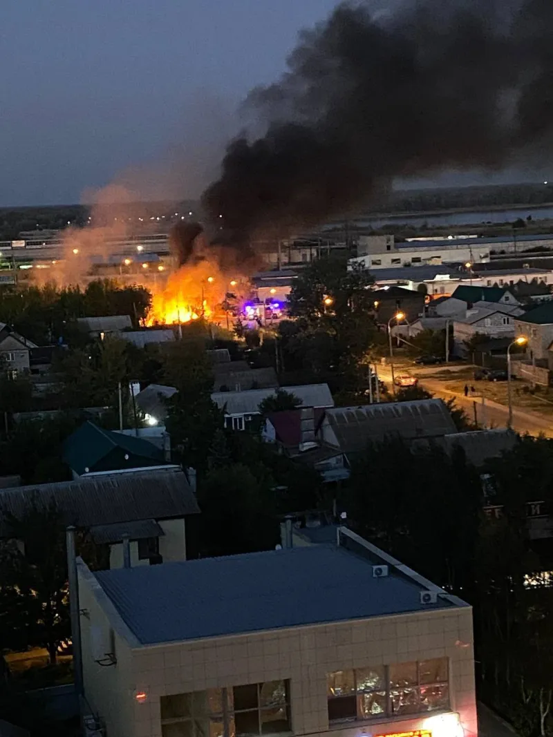 В Волгограде на улице Добролюбова загорелись мусор и частный дом