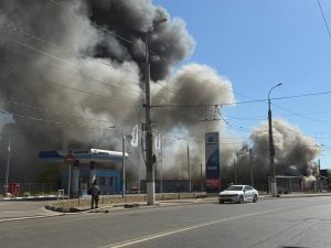 В Волгограде сгорел вещевой рынок на Тракторном: эвакуированы сотни людей