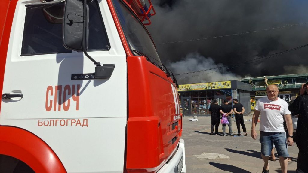 В Волгограде сгорел вещевой рынок на Тракторном: эвакуированы сотни людей
