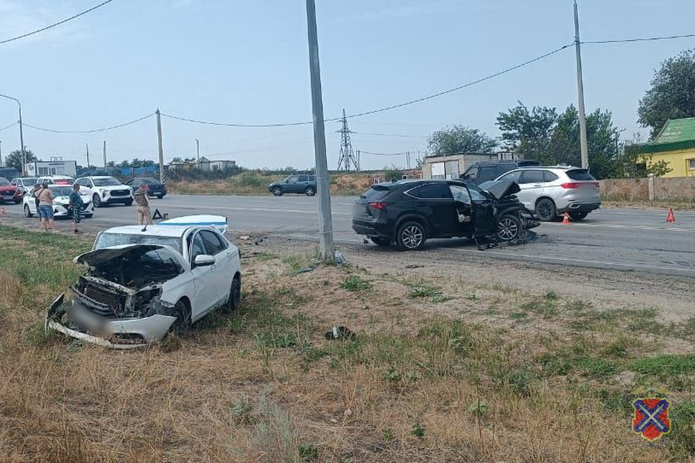 В Волгограде столкнулись три автомобиля: пострадали водитель и пассажир «Лады»
