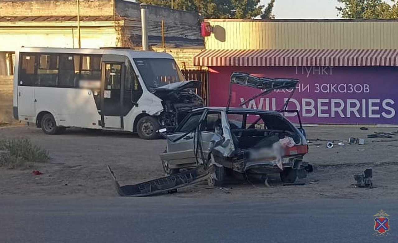 В Волгограде водитель без прав на ВАЗ-2113 врезался в «ГАЗ» — есть пострадавшие
