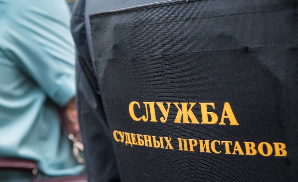 В Волгограде женщина напала на судебного пристава после ареста телефона