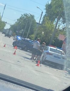 В Волжском на перекрёстке Логинова и Горького перевернулась машина после ДТП