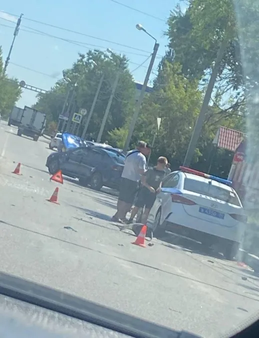В Волжском на перекрёстке Логинова и Горького перевернулась машина после ДТП