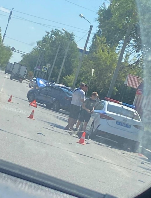 В Волжском на перекрёстке Логинова и Горького перевернулась машина после ДТП