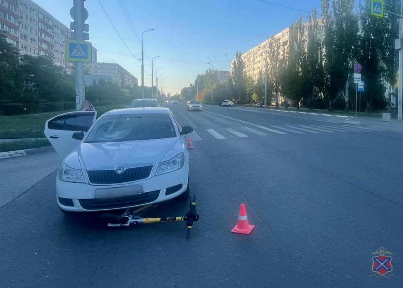 В Волжском водитель сбил мужчину на электросамокате на пешеходном переходе