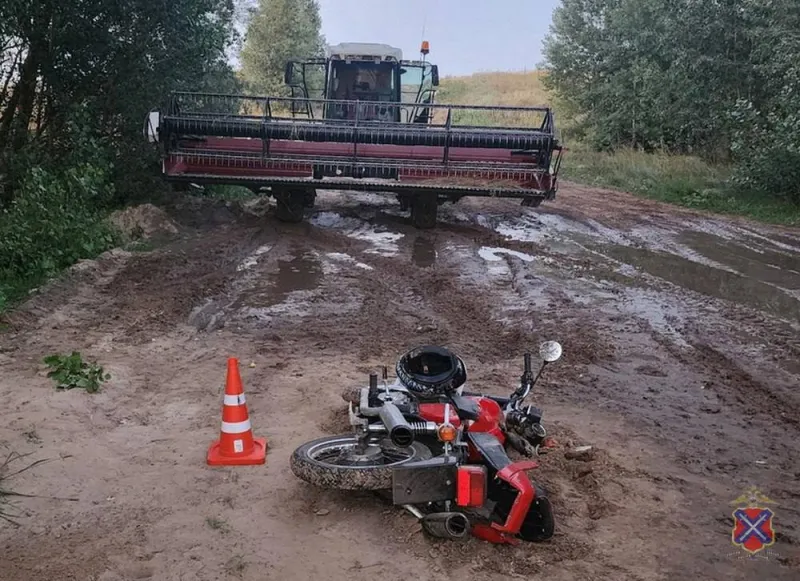 Во Фроловском районе сельхозтехника сбила мотоцикл с подростками