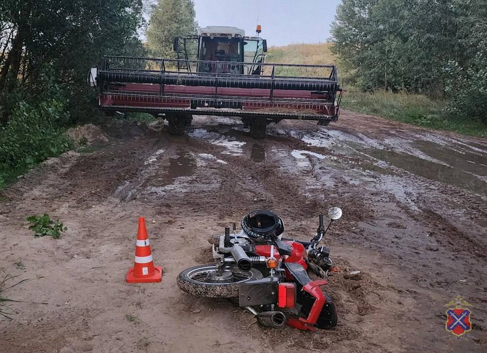 Во Фроловском районе сельхозтехника сбила мотоцикл с подростками