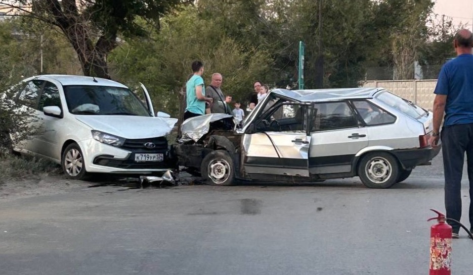 Во Волжском на спуске к СНТ «Энергетик» произошло серьёзное ДТП